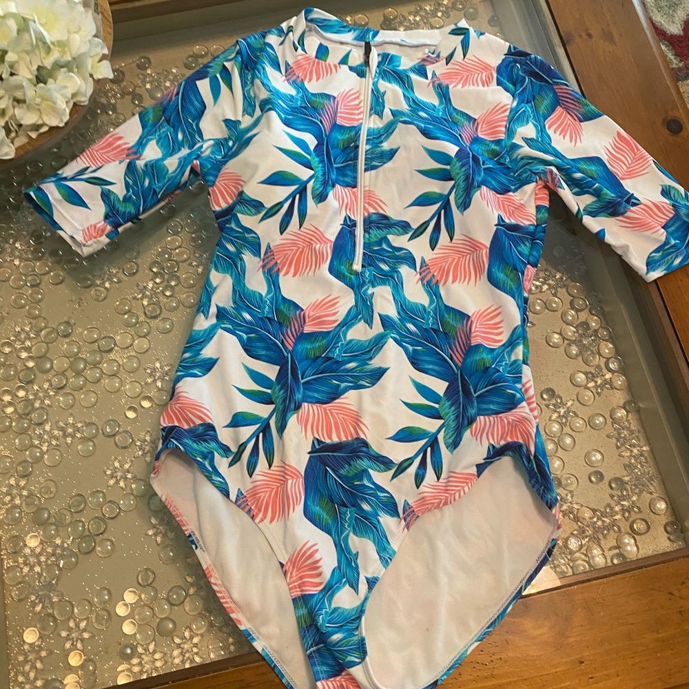 Size Large fits 12-14 women multicolor short sleeve one piece EUC